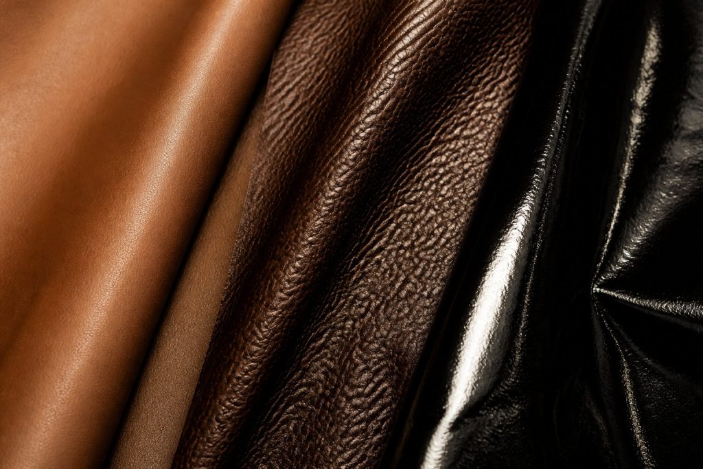 Trois textures de cuir : lisse, gras et verni